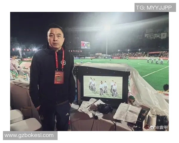 重庆足球队的战术风格与球迷热情的深度剖析与展望 重庆足球队的战术风格与球迷热情的深度剖析与展望